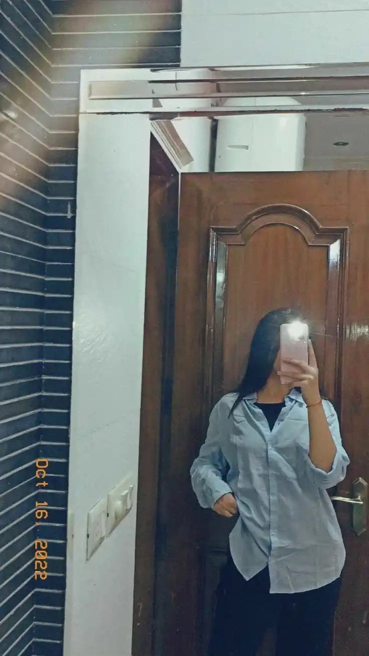 Attractive Instagram Hidden Face Girl Pic