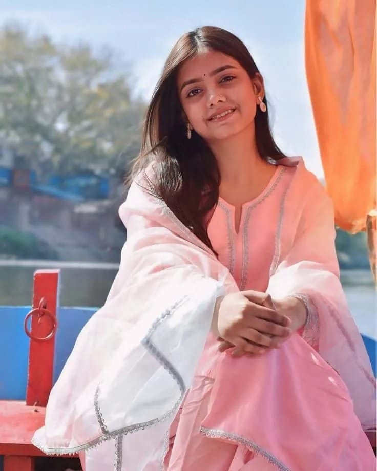 Real Simple Girl Image, Dp, Photos, Pictures & Wallpapers