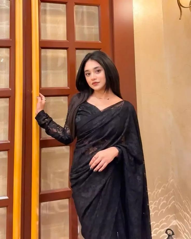 Black Saree Girl Pic Hide Face