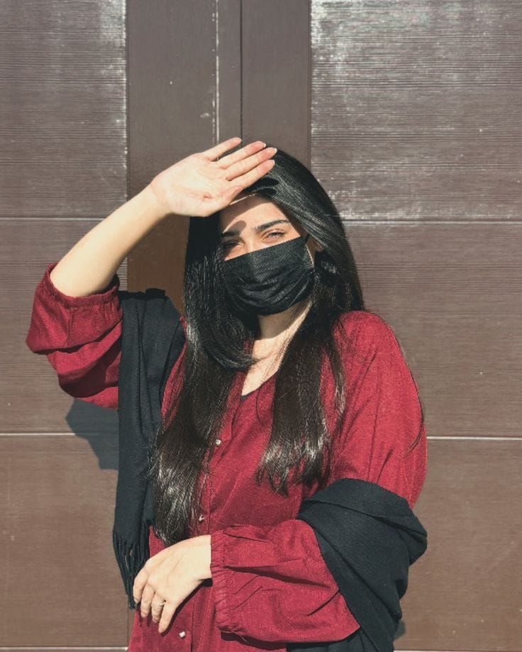 Cute Mask Girl Pic