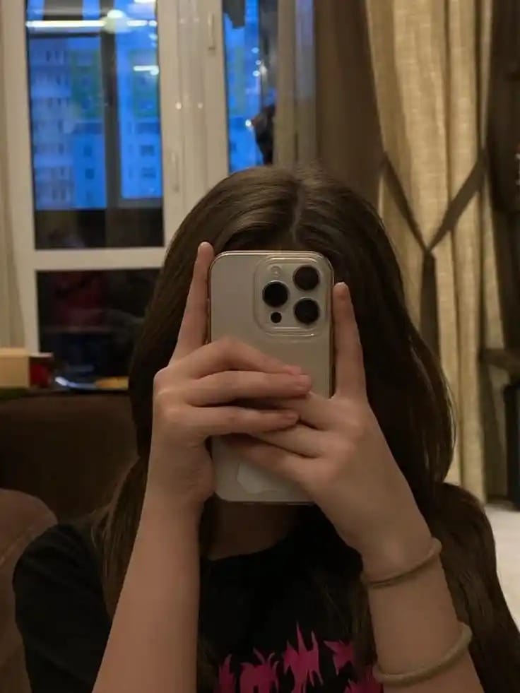 Real Hide Face Girl Dp for Whatsapp