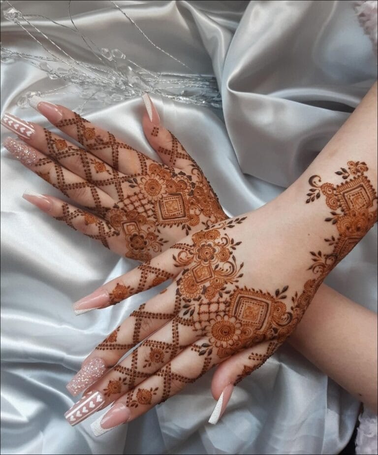 elegant stylish back hand mehndi design
